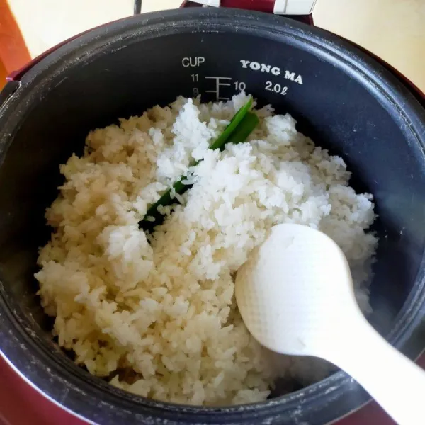 Rendam beras ketan selama 2 jam. Masak nasi-ketan dengan 250 ml santan, 2 lembar daun salam, sereh, daun pandan, daun jeruk, dan garam dengan magic-com/kukusan hingga matang.