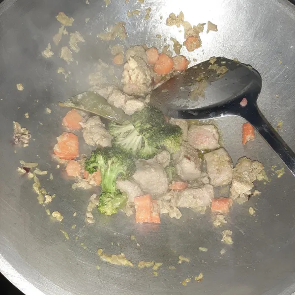Tumis dulu bumbu halus. Lalu masukkan wortel dan tuna. masukkan santan dan garam. Masak hingga matang. Baru masukkan brokoli. Aduk sebentar.