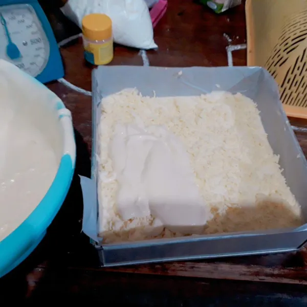 Olesi loyang dengan mentega, alasi kertas roti. Tuang 1/2 adonan, taburi dengan keju. Tuang kembali adonan hingga habis, ratakan