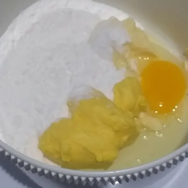 Mixer telur, butter, margarin dan gula halus sebentar saja asal rata.