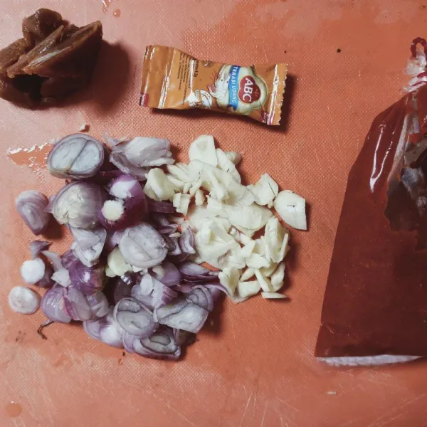 Sambil menunggu terong matang, siapkan bumbu: iris tipis bawang, gula merah secukupnya, terasi, dan cabe merah halus