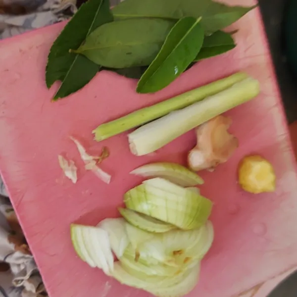 Potong-potong bawang bombay, bersihkan lengkuas, serai, daun jeruk, daun salam dan jahe