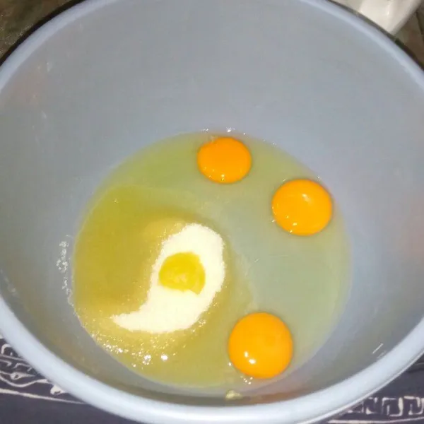Di wadah campur telur, gula pasir, dan sp. Mixer dengan kecepatan tinggi sampai mengembang putih dan berjejak selama 10 menit