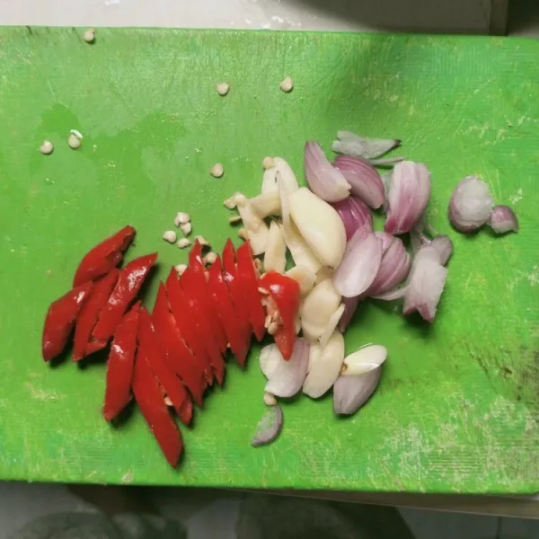 Cincang halus bawang putih, bawang merah dan cabe