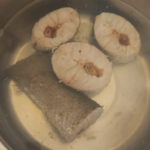 Rebus ikan gabus di dalam panci yang sudah diisi air.