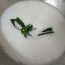 Rebus bahan kuah santan hingga mendidih.