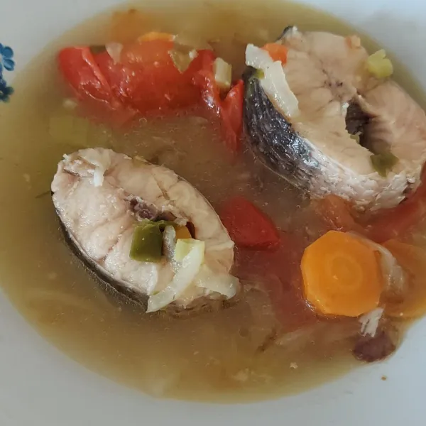 Sup ikan gabus sudah jadi, sajikan diatas piring. Sudah bisa disantap.