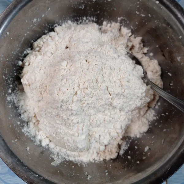 Tambahkan tepung terigu, aduk kembali sampai tercampur rata.