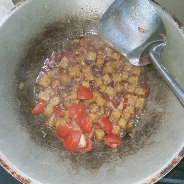 Masukan tomat yang sudah dipotong kecil-kecil. Aduk rata, masak hingga air surut. Angkat dan siap disajikan