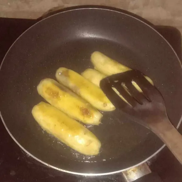 Olesi pisang dengan margarin lalu panggang di teflon hingga kecoklatan.