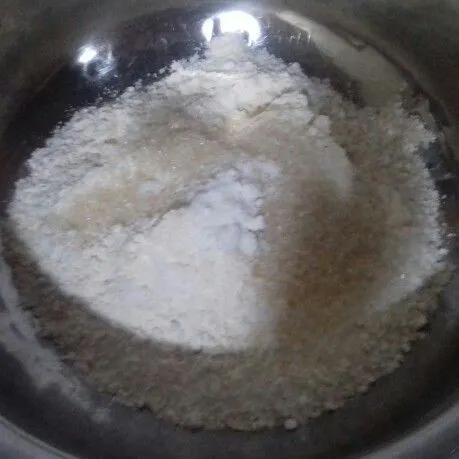 Campur tepung gula garam vanili, aduk rata