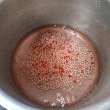 Rebus air hingga mendidih, setelah mendidih masukan sagu mutiara dan pewarna makanan secukupnya, rebus selama 5 menit. Matikan api, tutup rapat dan diamkan selama 30 menit.