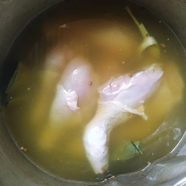 Rebus ayam dengan bumbu halus sampai meresap dan air menyusut