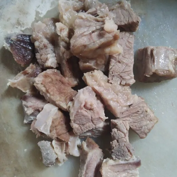 Rebus daging sapi hingga empuk, potong-potong sesuai selera