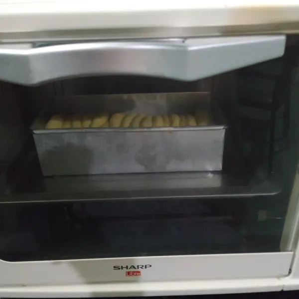 Oven dengan suhu 180⁰ api atas bawah -+25 menit api atas -+5 . Setelah matang langsung oleskan mentega