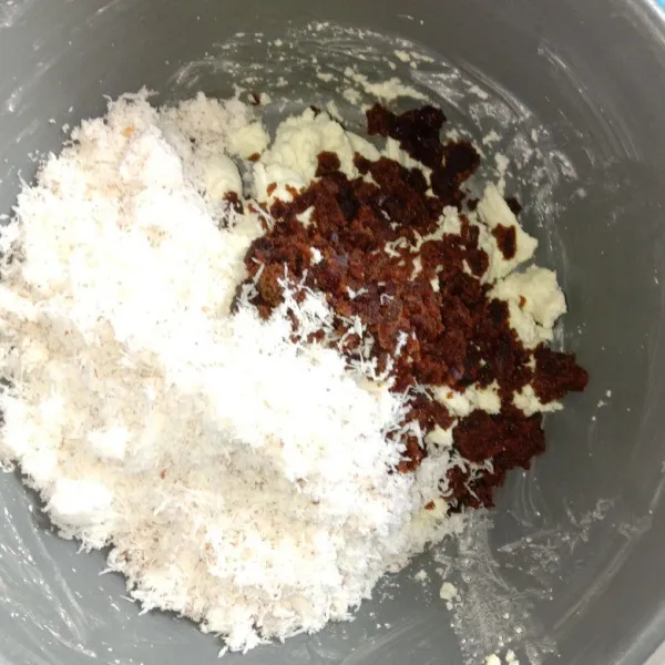 Sesudah itu siapkan ubinya yang sudah diparut dan diperas dicampurkan dengan kelapa, gula, garam dan patihnya yang airnya sedikit, lalu aduk semua bahan- bahan dengan rata