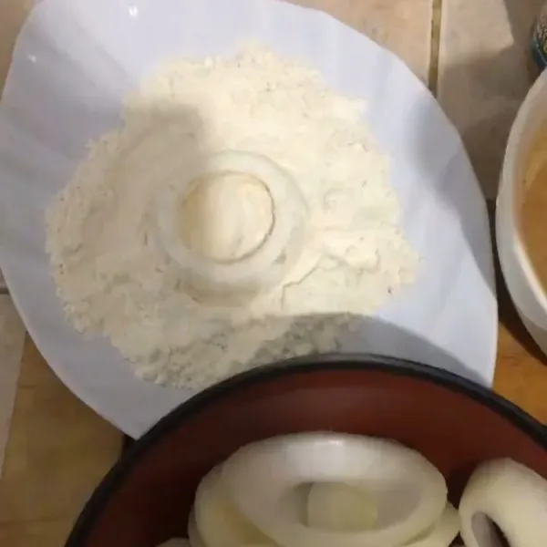 Balut bawang bombay ke adonan kering, sampai tercampur
