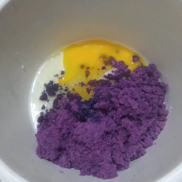 Campurkan ubi ungu, telur, dan gula. Aduk rata menggunakan whisk.