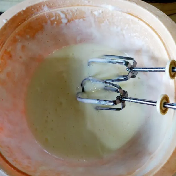 Campurkan butter dan gula halus selama 7 menit. Masukkan telur satu persatu (kecilkan kecepatan mixer). Masukkan bahan kering dan bahan basah secara selang-seling hingga menyatu (jangan terlalu diaduk).