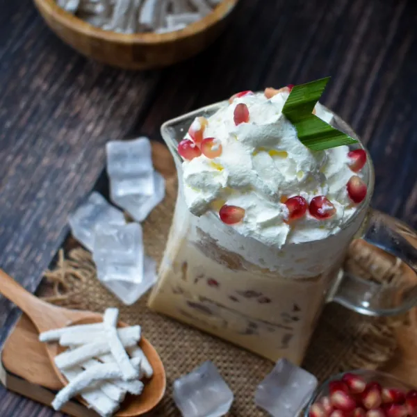 penyajian : Masukan es kedalam gelas, Tambahkan Sagu gunting, masukan delima, tuangkan campuran susu dan semprotkan Whipping Cream Di atasnya hias dengan Garnish. Sajikan.