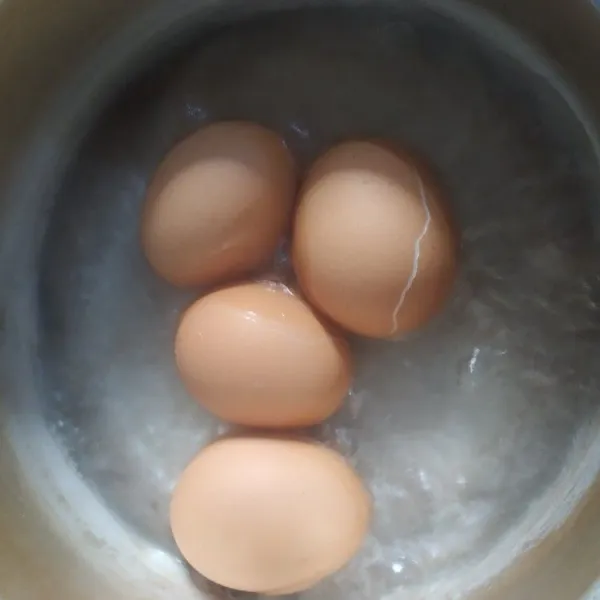 Rebus telur sampai matang lalu kupas dan sisihkan
