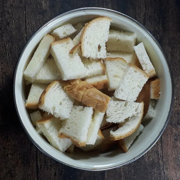 Lapisan roti tawar: roti tawar berkulit dipotong agak kecil