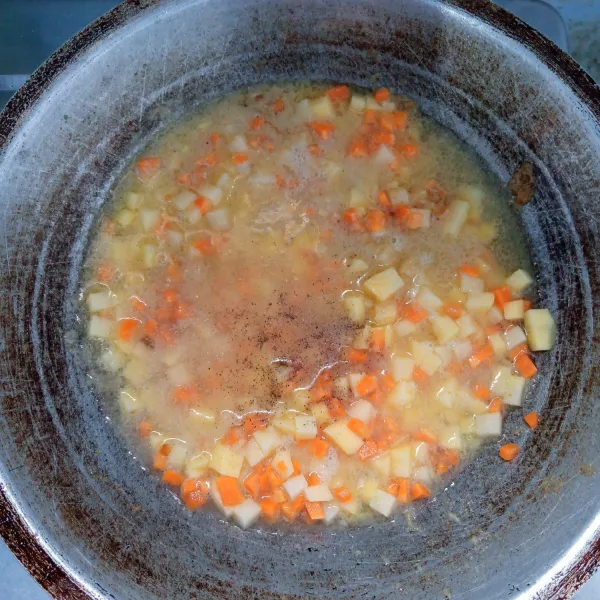 Masukkan kentang,wortel,gula,garam dan lada bubuk. Aduk rata. Masak sampai wortel  empuk.