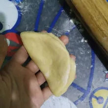 Setelah dipipihkan langsung dilipat dan taruh ke dalam loyang yang sudah dialasi baking paper