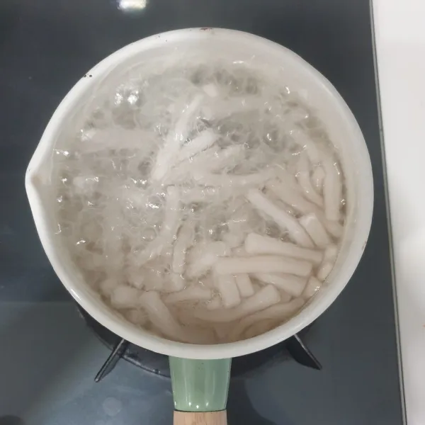 didihkan air masukkan adonan Sagu gunting, rebus hingga mengapung.