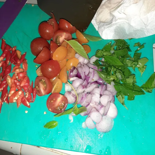 Siapkan bahan iris lainnya (cabai, tomat ceri, bawang merah dan daun kemangi).