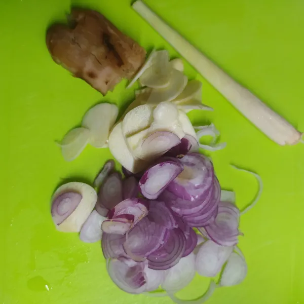 Siapkan bahan bumbu. Iris tipis bawang merah dan bawang putih. Geprek serai dan lengkuas.