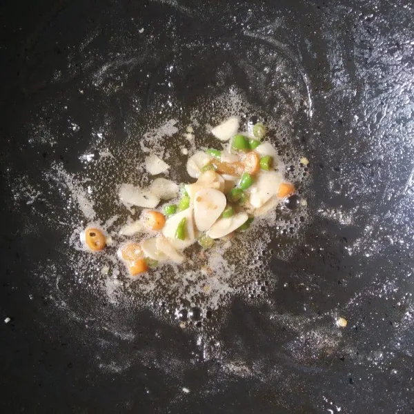 Rajang halus bawang putih dan cabe rawit kemudian tumis hingga harum