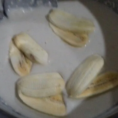 Celupkan pisang, masukan dalam minyak panas. Goreng hingga kedua sisi keemasan.
