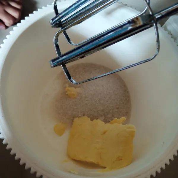 Mixer speed tinggi butter dan gula sampai tercampur dan mengembang