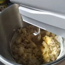 Mixer semua bahan kecuali mentega terakhir dimasukan. Setelah kalis diamkan adonan selama 1 jam ditutup dengan kain
