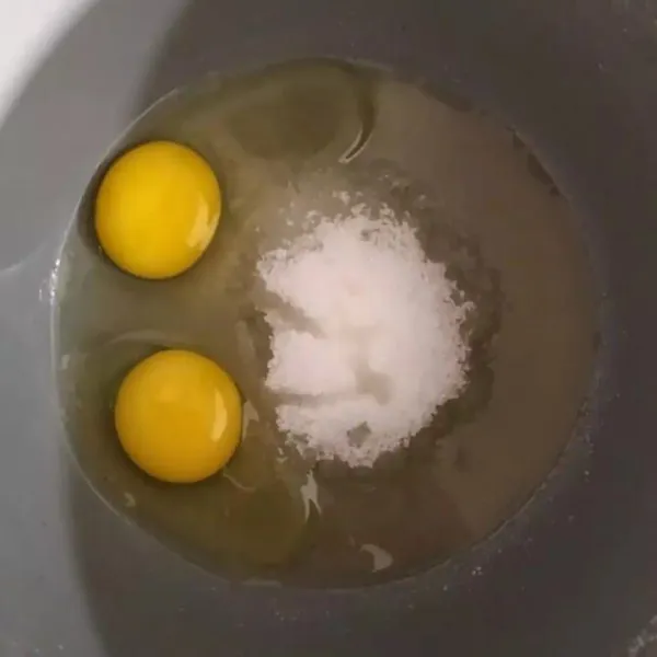 Campur telur dan gula.