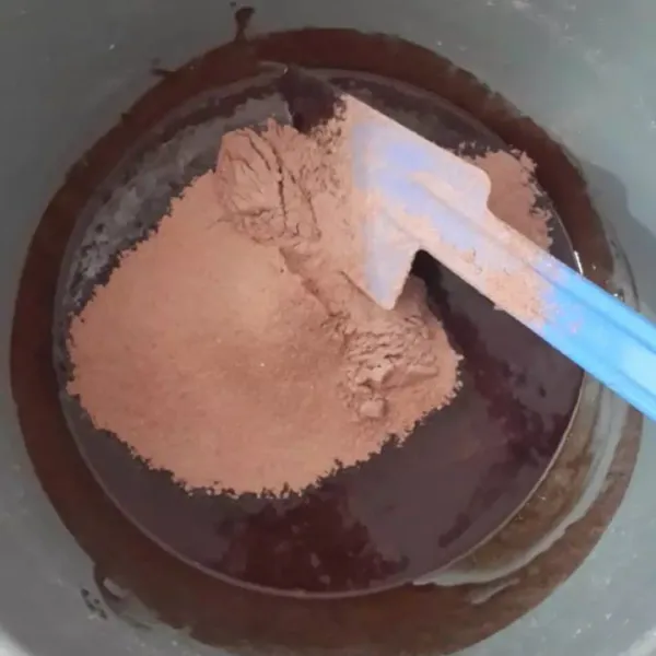 Masukkan campuran terigu dan coklat bubuk sambil disaring, aduk rata.