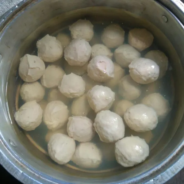 Rebus air dipanci hingga mendidih, lalu matikan api. Cetak adonan bentuk bulat dan masukan kedalam panci. Setelah adonan habis dicetak, lalu rebus hingga mengapung dan matang.