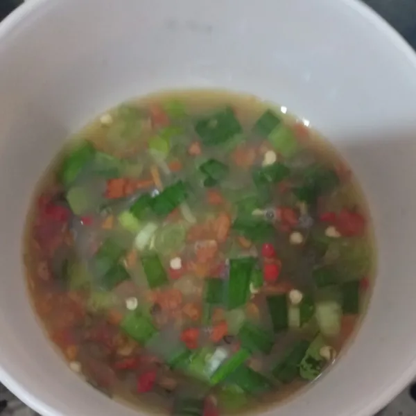 Lalu tuangkan ke dalam adonan telur kocok perlahan sampai merata, jangan lupa beri irisan daun bawang.