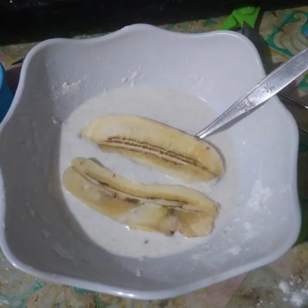 Celupkan pisang kedalam adonan tepung.