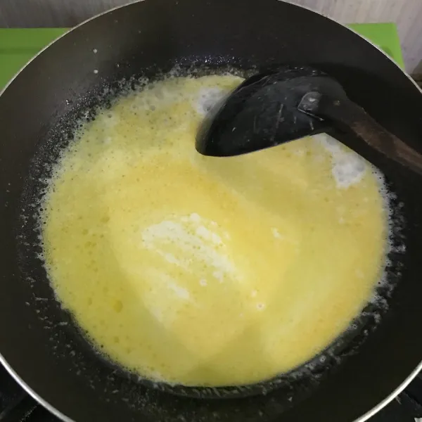 Untuk membuat saos telur asin, campurkan bubuk telur asin dengan air lalu panaskan dengan teflon hingga mendidih. Masukan larutan maizena aduk hingga mengental.