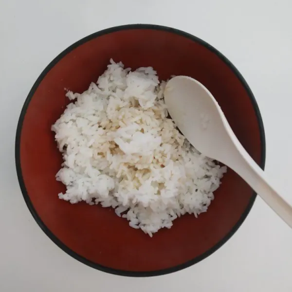 Semangkuk nasi hangat beri minyak wijen dan sedikit garam lalu aduk