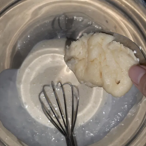 Masukkan adonan creamcheese ke dalam whipping cream cair. Aduk dengan whisker hingga rata. Jika terlalu kental boleh ditambah susu cair secukupnya.