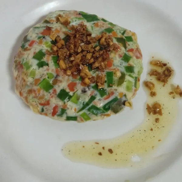 Setelah 10 menit, angkat adonan telur dan siap disajikan dengan memberi topping bawang putih goreng diatasnya. Siap disantap dengan nasi panas. Hmmm pedes, gurih dan wangi deh.