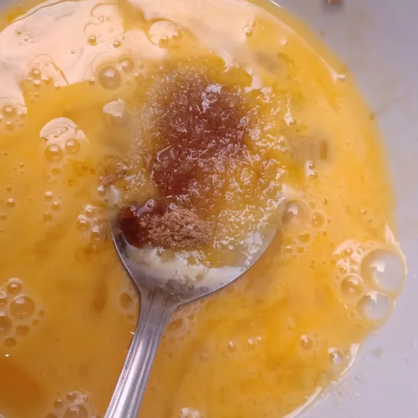 Kocok telur sampai berbusa dan masukkan mecin, kecap asin, kaldu sapi dan air. Kocok sampai merata dan berbusa. Setelah merata, saring dengan menggunakan saringan teh dan tuangkan dalam mangkuk. Sisihkan dahulu.