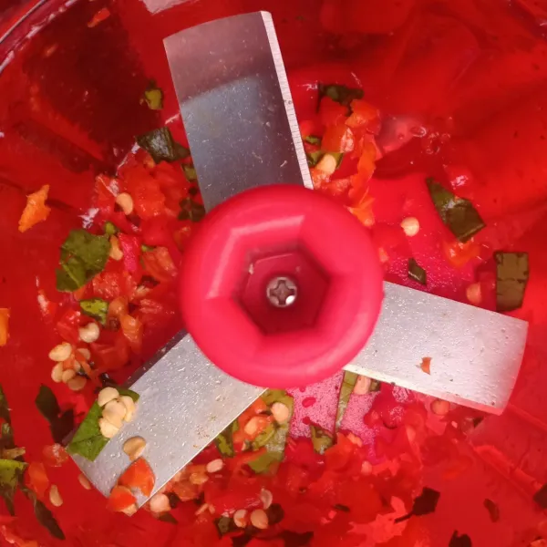 Sementara siapkan chopper lalu masukan cabe rawit dan daun jeruk. Chopper sampai setengah kasar.