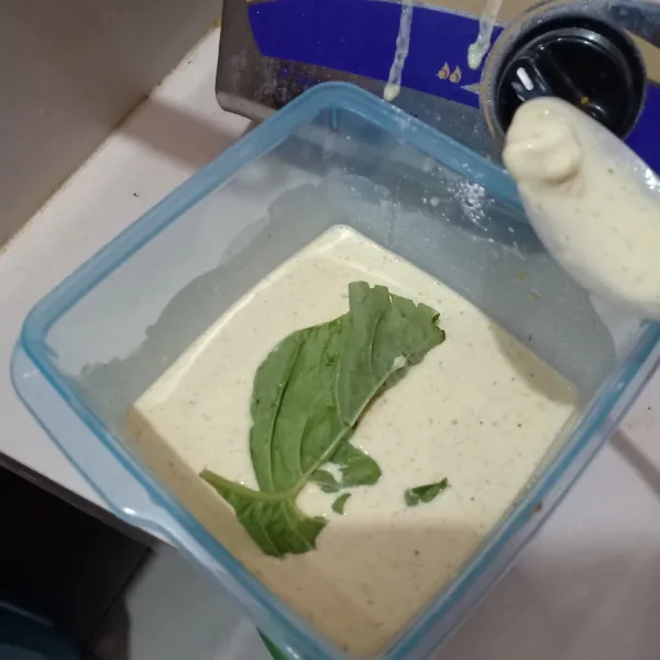 Celupkan selembar daun bayam ke dalam adonan. Pastikan semua permukaan terbalut adonan tepung.
