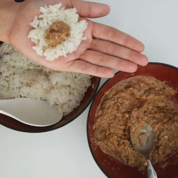 Ambil sekepal nasi dan isi dengan sarden lakukan sampai habis