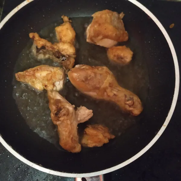 Marinasi ayam dengan garam secukupnya lalu goreng ayam sampai matang. Angkat tiriskan