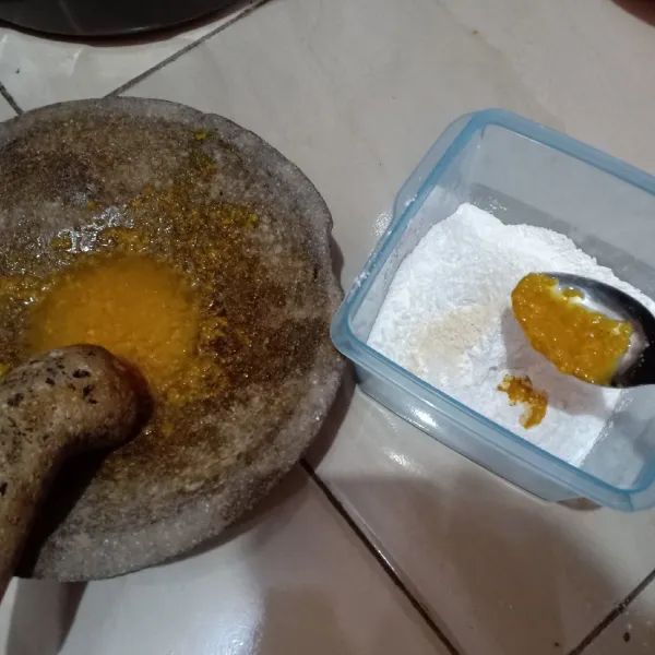 Masukan larutan bumbu ke dalam tepung beras dan tepung kanji, tambahkan juga kaldu jamur.